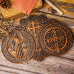 Médaille de Saint Benoît - Plaque murale sculptée à la main en bois de hêtre