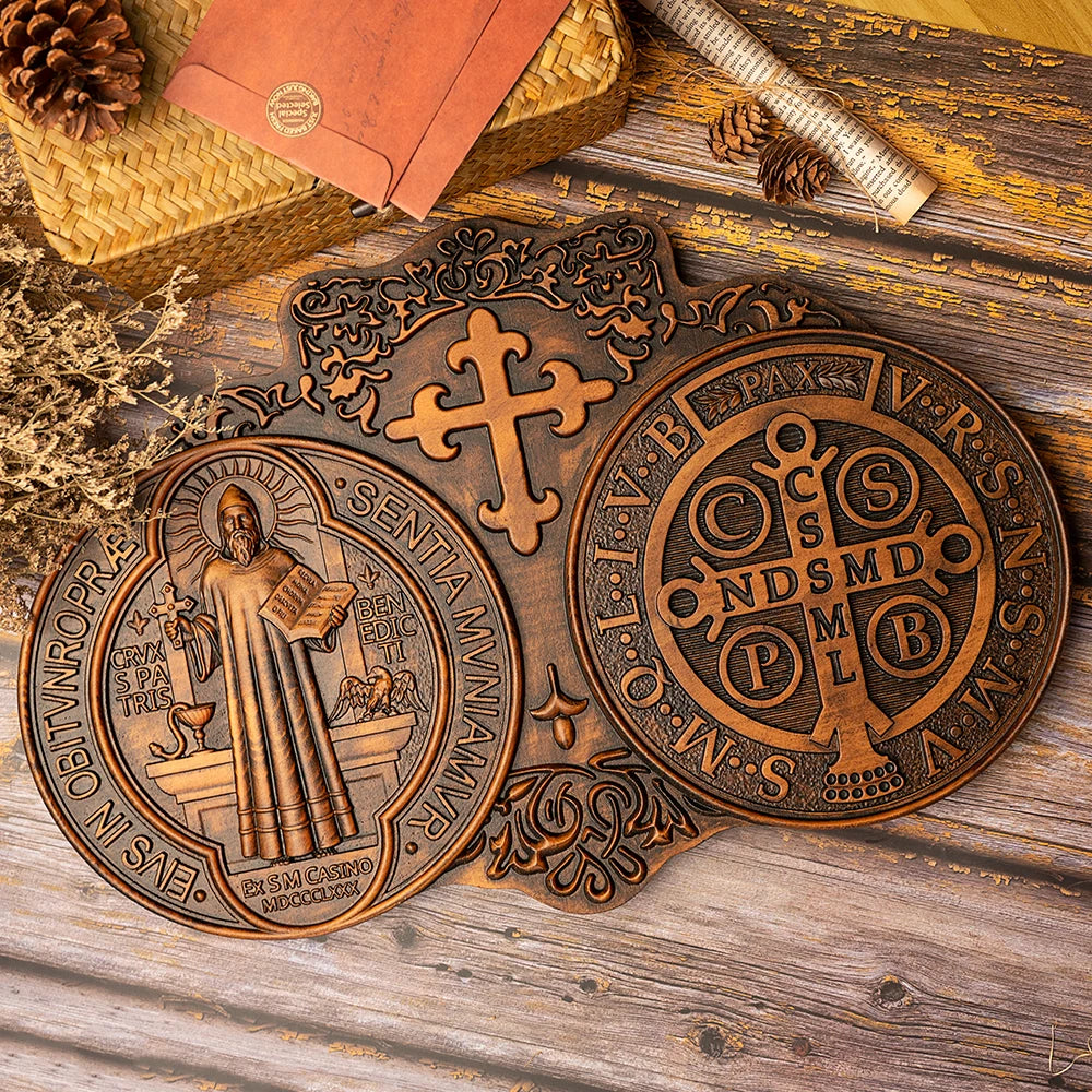 Médaille de Saint Benoît - Plaque murale sculptée à la main en bois de hêtre