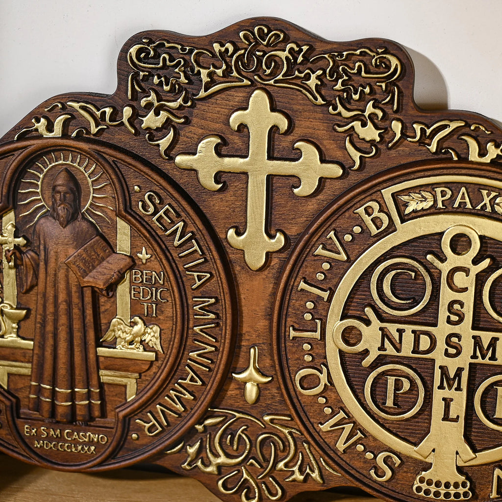 Médaille de Saint Benoît - Plaque murale sculptée à la main en bois de hêtre