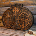 Médaille de Saint Benoît - Plaque murale sculptée à la main en bois de hêtre