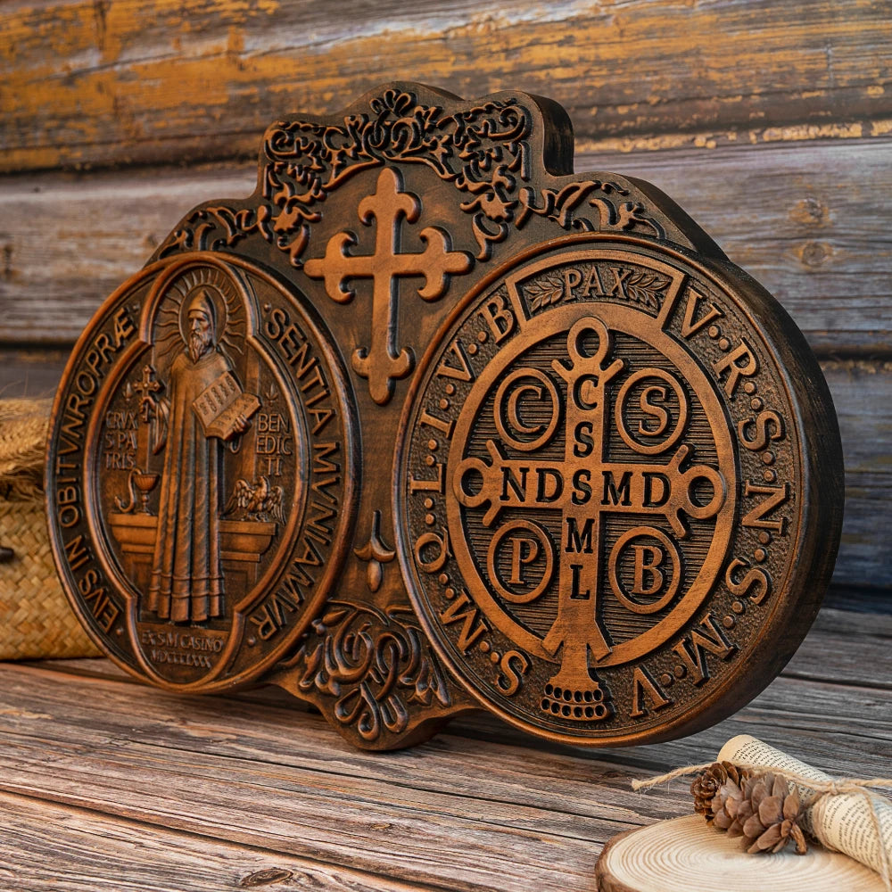 Médaille de Saint Benoît - Plaque murale sculptée à la main en bois de hêtre