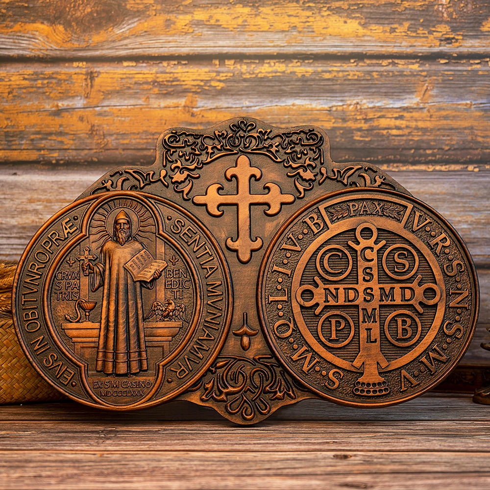 Médaille de Saint Benoît - Plaque murale sculptée à la main en bois de hêtre