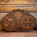Médaille de Saint Benoît - Plaque murale sculptée à la main en bois de hêtre